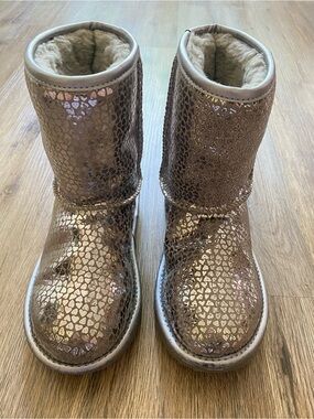UGG Classic II Gel Hearts boots in a metallic silver finish. (Girl)
